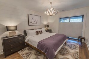 King Bed/En-suite Bath