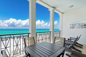 Aqua Living Room Balcon Alt