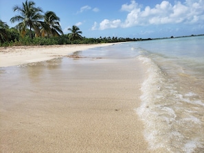 Esperanza Beach - 4 minutes walk