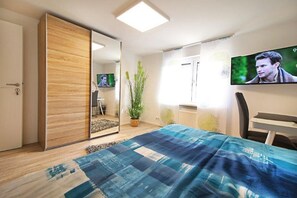 Gemütliches Zimmer mit TV und Gemeinschaftsbad