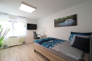 Gemütliches Zimmer mit TV und Gemeinschaftsbad