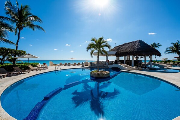 Pool with ocean view. Snack and Drink bar under the palapa! 