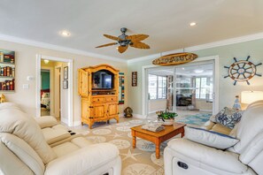 Living Room | Queen Sleeper Sofa | Smart TV | Free WiFi | Central Heating & A/C