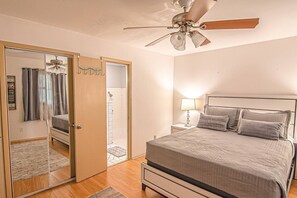 Master Bedroom with Queen (Downstairs)
