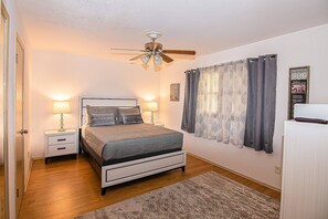 Master Bedroom with Queen (Downstairs)