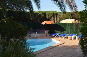 Piscine et salón de jardin