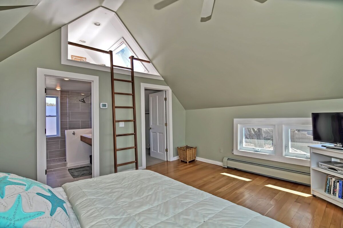 Sunset Cove: Waterfront home in Goose Cove section of Gloucester.