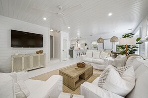 TASTEFUL INTERIOR, SLEEPS 8, OPEN, AIRY FLOOR PLAN