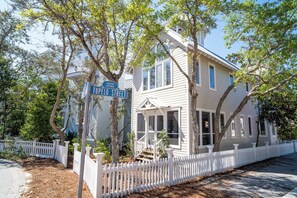 TUPELO ST LOCATION, SHORT STROLL TO BEACH, TOWN, AND MORE