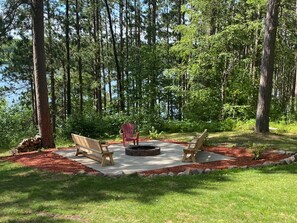 Great gathering area to enjoy a fire near the lake 