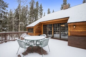 Deck: Gas grill