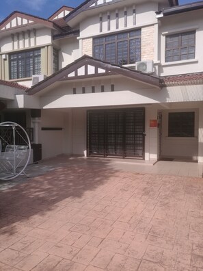 Puteri 6 Homestay Puchong