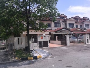 Puteri 6 Homestay Puchong