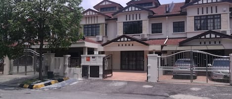 Puteri 6 Homestay Puchong