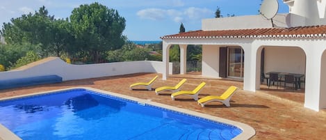 Large pool with sea view