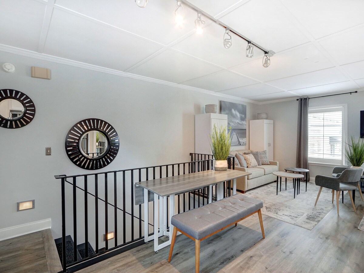 Lovely Carriage House In the Middle of Downtown! Heated Pool Access