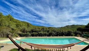 De la piscine :  jolie vue  sur les collines 