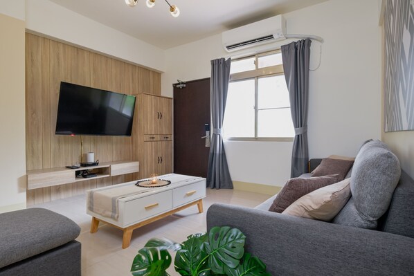 Warm & Spacious Living Room: 
• 55" Smart TV 
• Open Space w/ Dining Area
