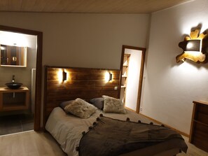 Chambre "Catinat" avec TV, dressing et salle de bain privative