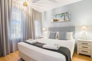 Bedroom with queen size bed