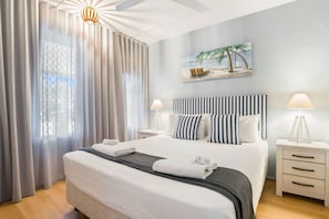 Bedroom with queen size bed
