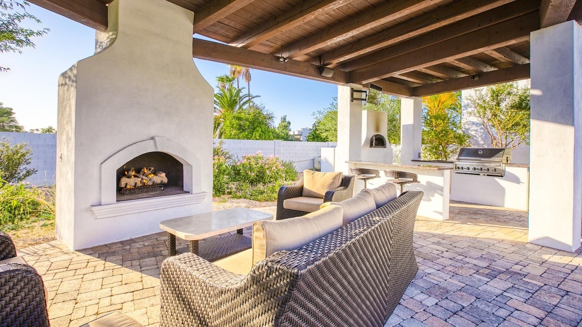 Luxury Villa in Paradise Valley w patio, fire feature, ping pong, guest house