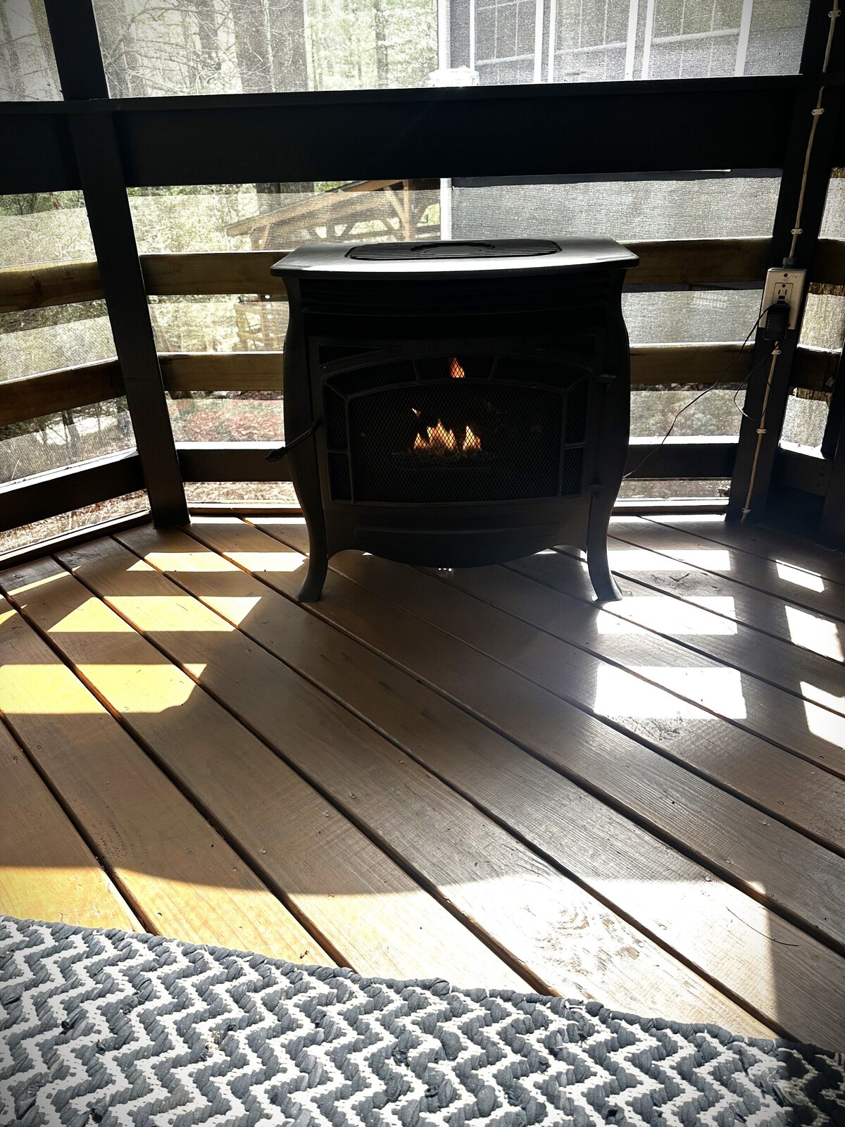 THE LOVERLY – Your Romantic Love Nest – hot tub, 3 fireplaces, 2 bath, gazebo