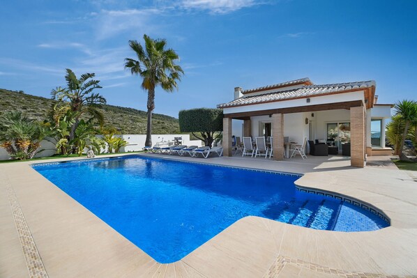 avec piscine privée et terrasse