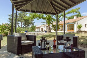Covered relaxation area with upper garden