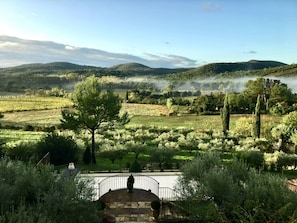 Vue matinale depuis le balcon de la Bastide des Servières