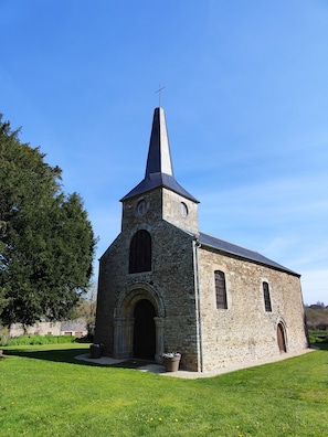 chapelle romane attenante au presbytère 
