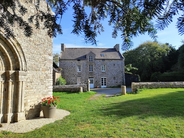 Le presbytère et la chapelle romane 