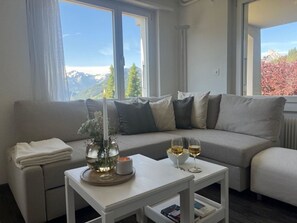 Pflanze, Himmel, Wolke, Gebäude, Baum, Holz, Grundstueck, Fenster, Wohngebiet, Freizeit