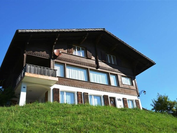 Pflanze, Himmel, Wolke, Gebäude, Baum, Holz, Grundstueck, Fenster, Wohngebiet, Freizeit