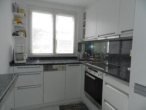 Cabinetry, Comptoir, Evier, Fenêtre, Cuisinière, Appareil De Cuisine, Cuisine, Électroménager, Évier, Design Intérieur