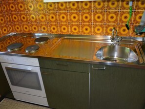 Cabinetry, Eigentum, Countertop, Zapfhahn, Armatur, Sinken, Küche, Holz, Interior Design, Flooring
