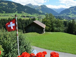 Blume, Wolke, Pflanze, Berg, Eigentum, Himmel, Natur, Baum, Natürliche Landschaft, Vegetation
