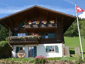 Pflanze, Blume, Gebäude, Himmel, Fenster, Flagge, Baum, Holz, Haus, Wolke