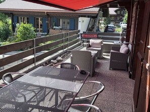 Gebäude, Pflanze, Gartenmöbel, Tisch Im Freien, Schatten, Fenster, Kraftfahrzeug, Haus, Freizeit, Stuhl
