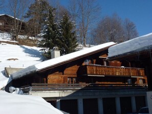 Himmel, Schnee, Gebäude, Baum, Fenster, Steigung, Holz, Einfrieren, Haus, Winter