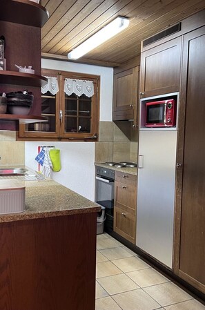 Cabinetry, Eigentum, Countertop, Spüle, Küchengerät, Küche, Kühlschrank, Haushaltsgerät, Holz, Interior Design