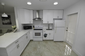 Come enjoy a chic 2 bedroom apt in a tropical 4-plex home with private entrance.