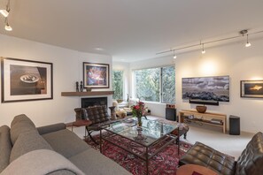 1.02-telluride-rivers-edge-retreat-living-room