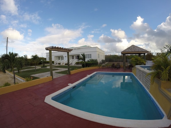 Pool Area & Lounge