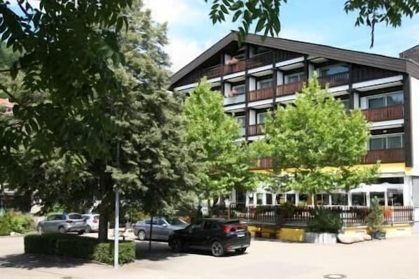 Hotel Pflug, (Ottenhöfen), LHS 01359-Außenansicht