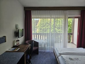 Doppelzimmer Standard mit Dusche und WC-Standard-Schwarzwald-Zimmer