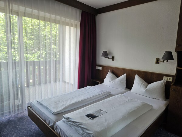 Doppelzimmer Standard mit Dusche und WC-Standard-Schwarzwald-Doppelzimmer