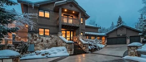 Exquisite Canyons Ski-in/Ski-out Estate with Heated Driveway