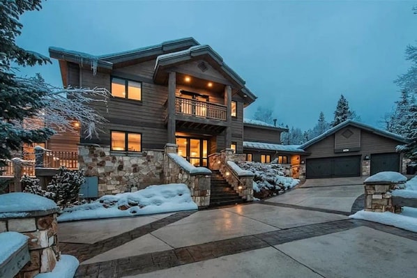 Exquisite Canyons Ski-in/Ski-out Estate with Heated Driveway