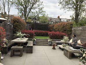 Garden with Lounging area, Outside Dining, Hamac and Trampoline